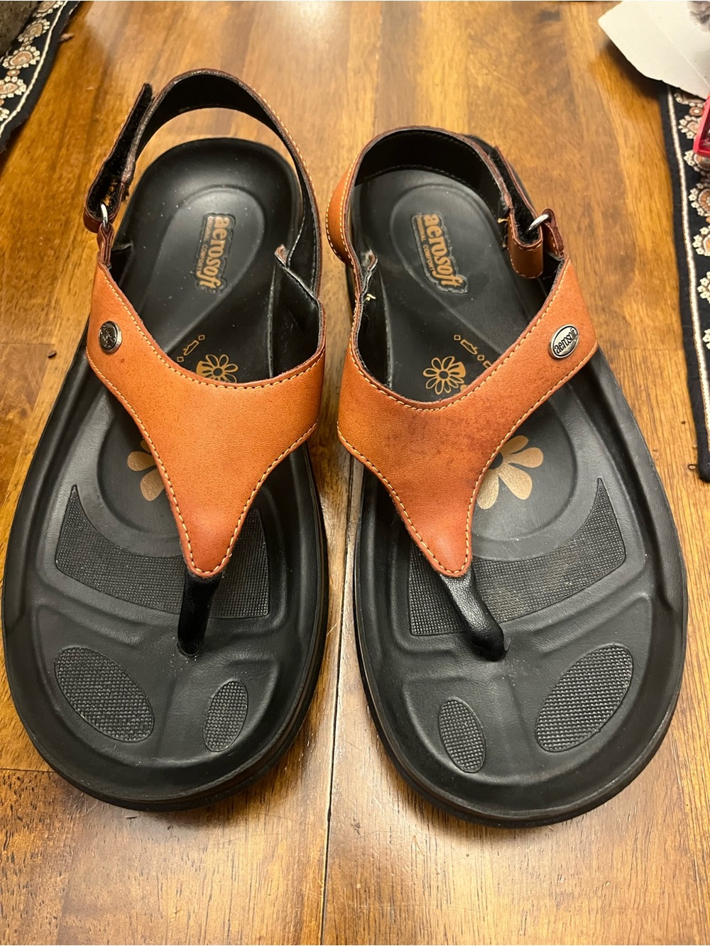 Aerosoft Tuck   Tan and Black Leather Thong Sandals